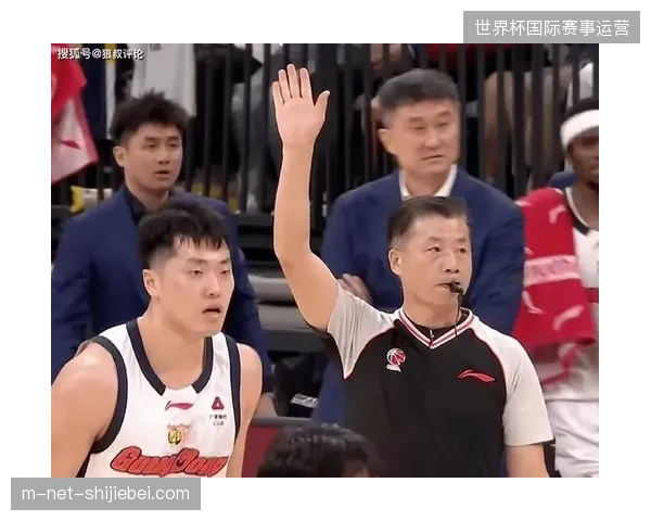 张皓嘉加时赛命中关键三分球，帮助广东男篮在京粤大战中惊险扳回一城